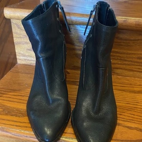 VINCE CAMUTO 9.5M DUAL ZIP STUDDED BLACK BOOTIES - Picture 1 of 3